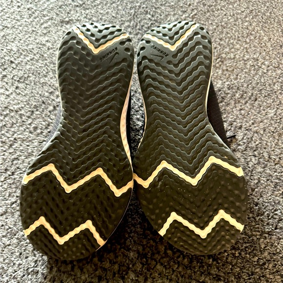 Nike Girls youth size 6 women’s 8 seems run a little small. - Picture 3 of 4